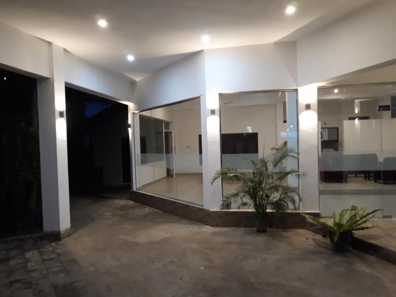 Traveller'S Home Hotel ทิซซามาฮารามา ภายนอก รูปภาพ
